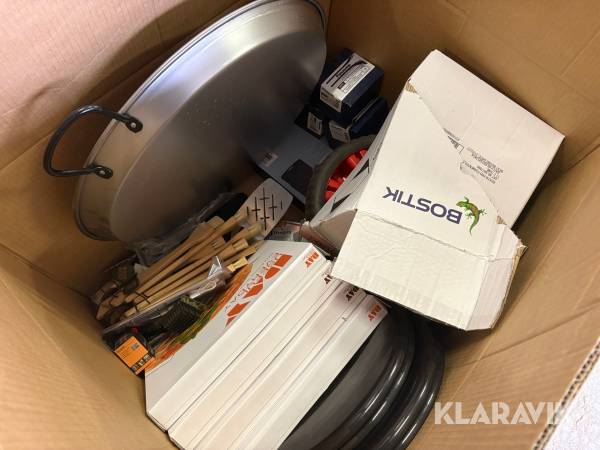 Blandlåda med ficklampor, pizzastenar, batterier