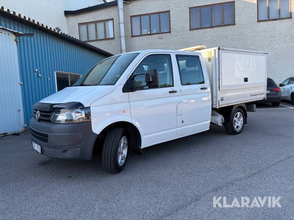 Lätt lastbil Volkswagen Transporter med skåp och dubbelhytt