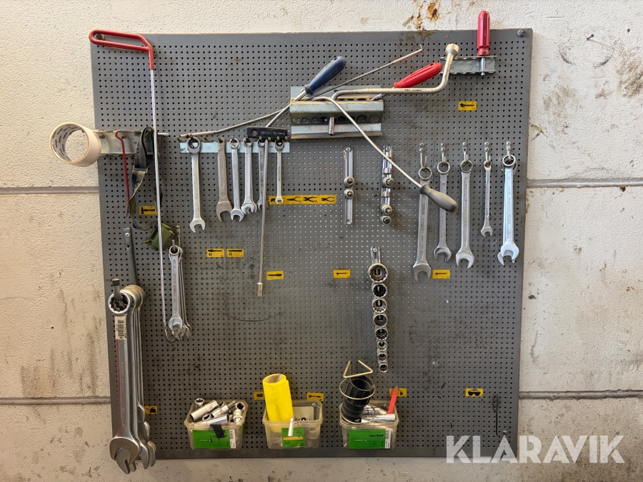 Vertygstavla med blandade verktyg