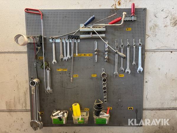 Vertygstavla med blandade verktyg