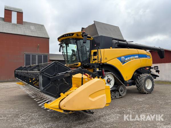 Skördetröska New Holland CX 8.85 4WD med GPS och 25 fots skärbord