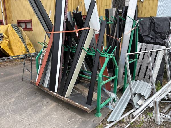 Plåtställ 2st med diverse plåt