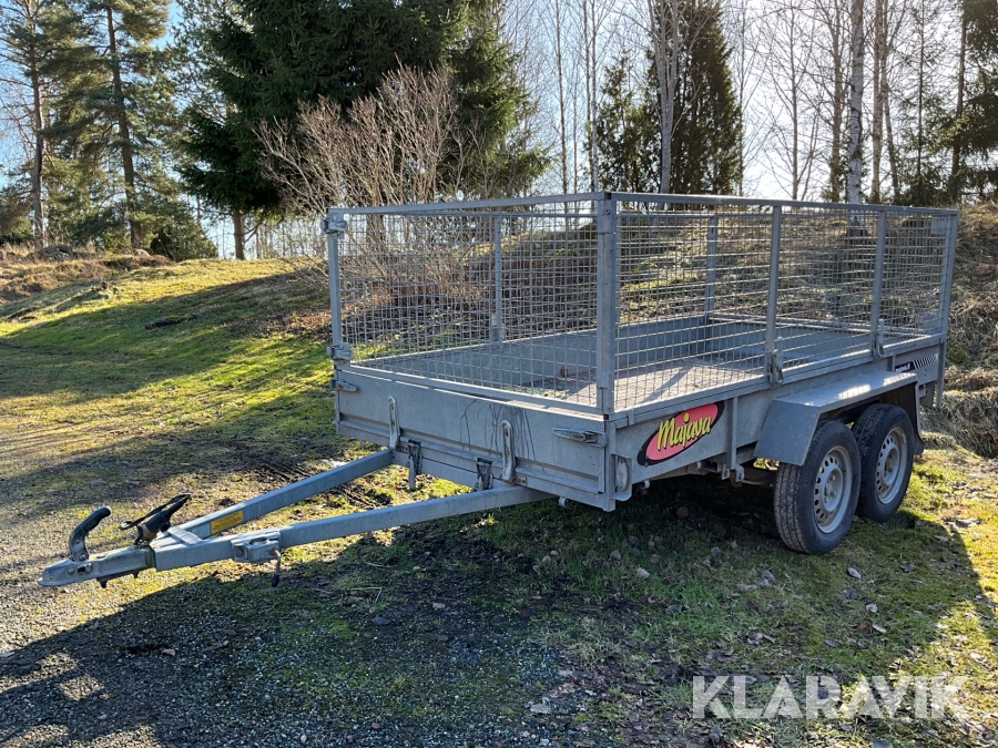 Personbilssläp Majava M 5030 2 AKS LJ med gallergrindar