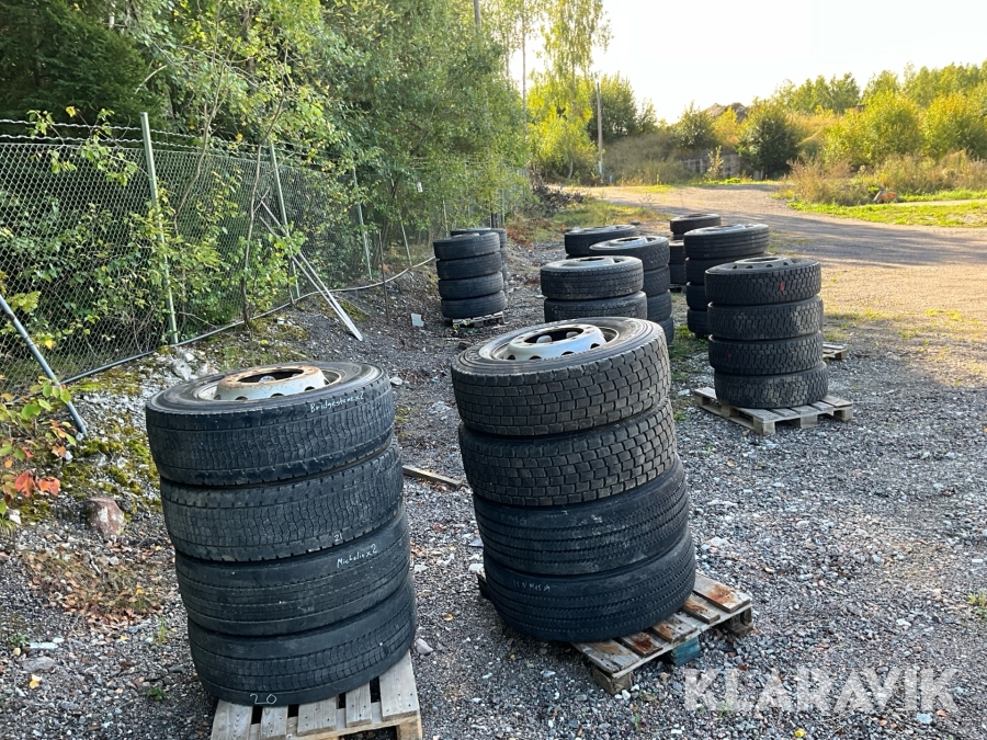 Stort parti med lastbilsdäck