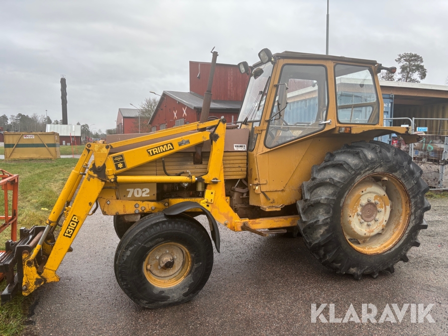 Traktor Valmet 702 med lastare och kärra