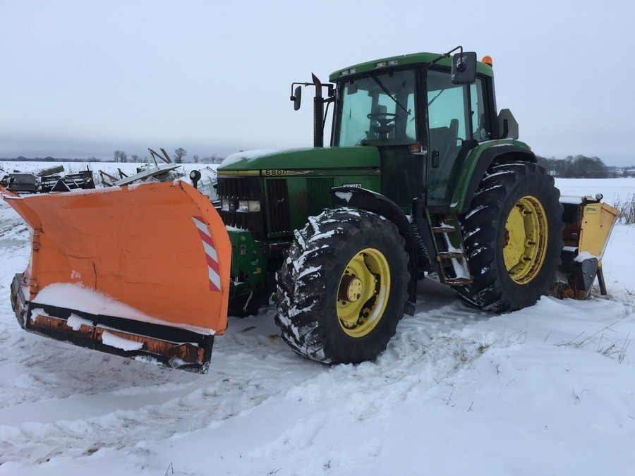Traktor med Plog och Sand&Salt Spridare
