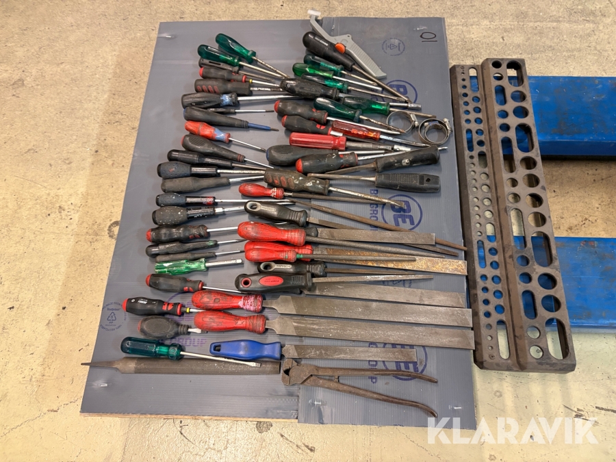 Halvpall med diverse verktyg