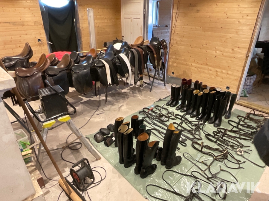 Hästtillbehör från nedlagd hästsportbutik