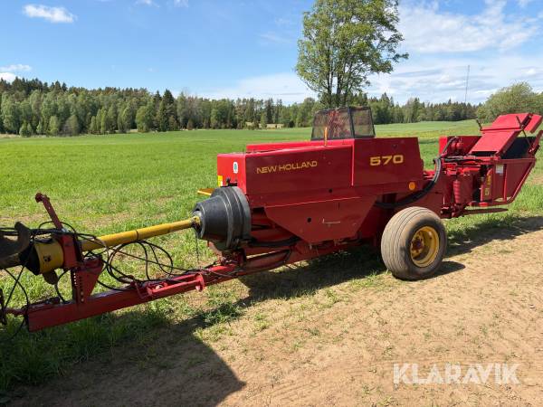 Småbalspress med kastare New Holland 570