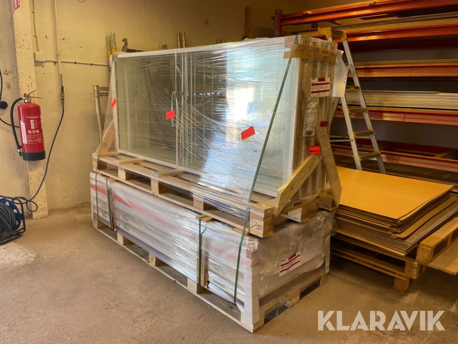 Fönsterparti och glasadedörrar Nordic Dörrfabriken 10x21 och 9x21 ljudisolerande 40dB