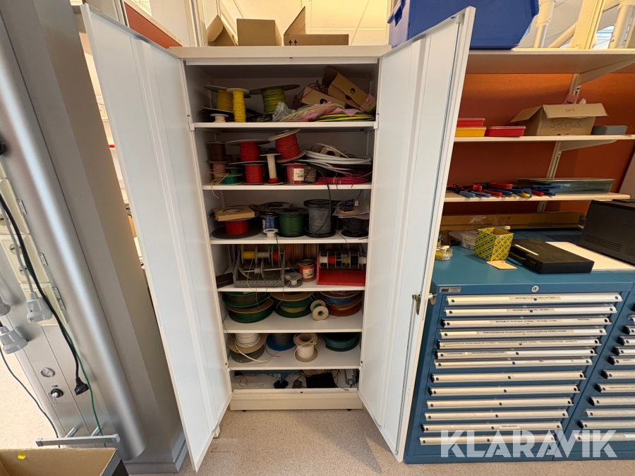 Plåtskåp med diverse olika kablar