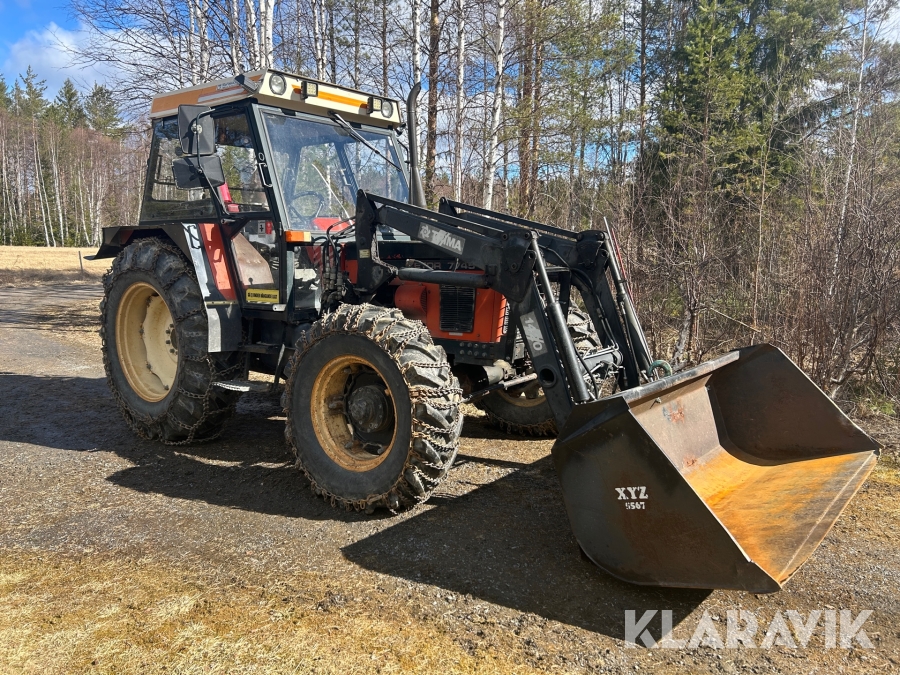 Traktor Zetor 7745 med skopa och gafflar