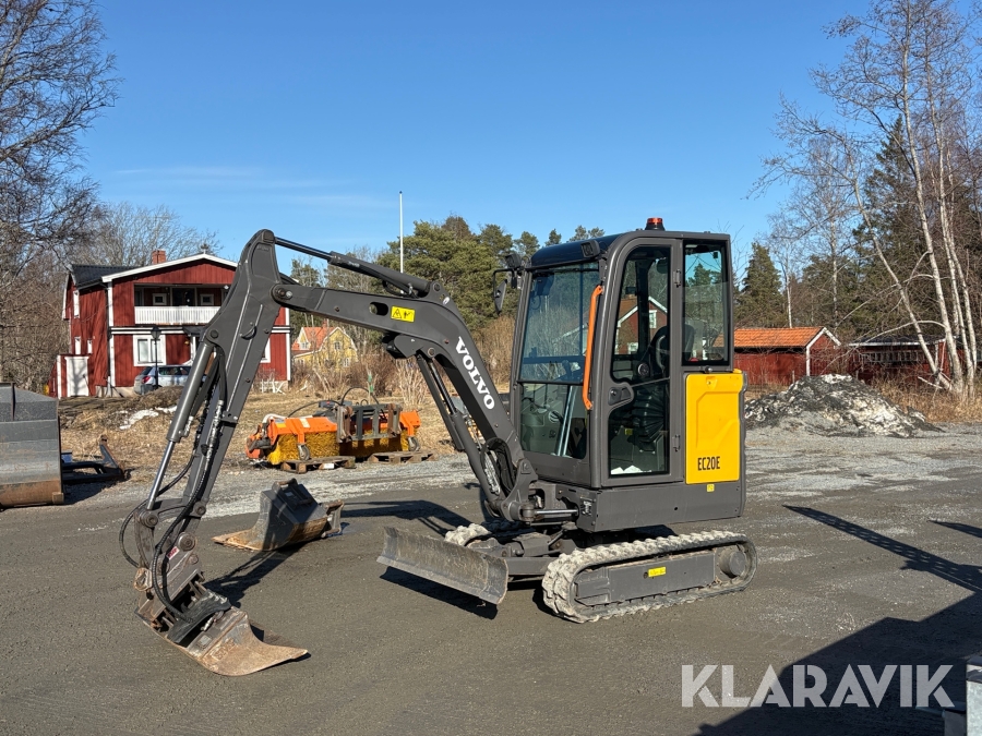 Grävmaskin Volvo EC20E med trailer och redskap