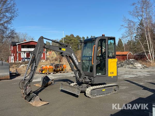 Grävmaskin Volvo EC20E med trailer och redskap