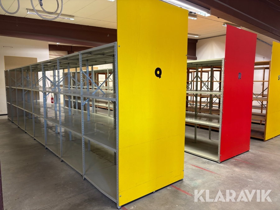 Lagerhyllor i metall och förstärkta hyllplan
