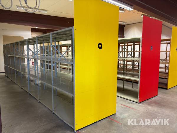 Lagerhyllor i metall och förstärkta hyllplan