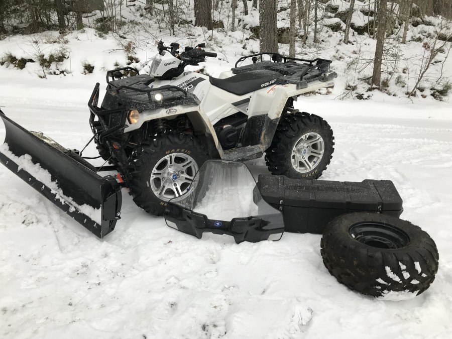 ATV med plog och sandspridare