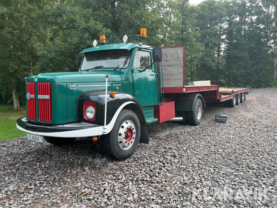 Veteranlastbil A-traktor Scania 110 Super med maskintrailer