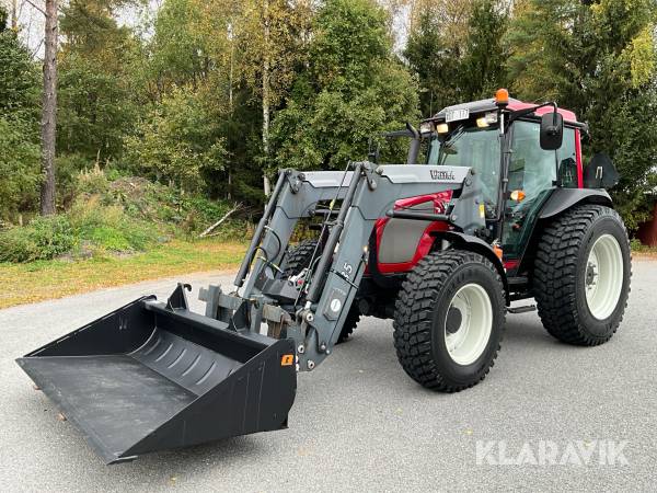 Traktor Valtra A75 med skopa och gafflar