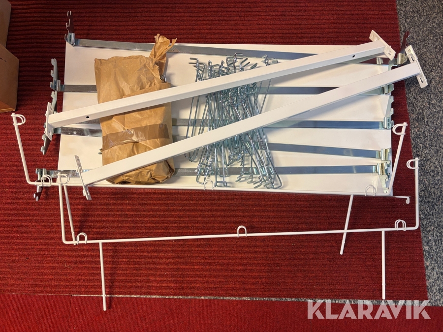 Hyllsystem med ryggskena och dubbelkrokar