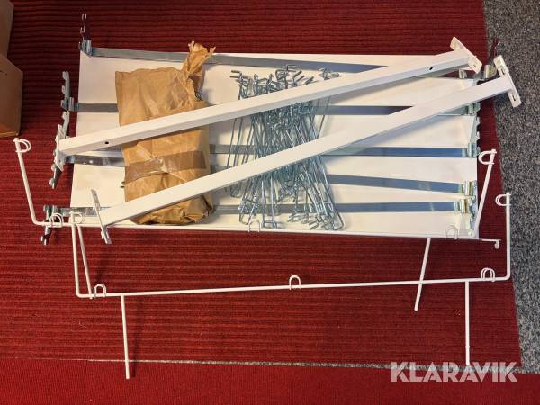 Hyllsystem med ryggskena och dubbelkrokar