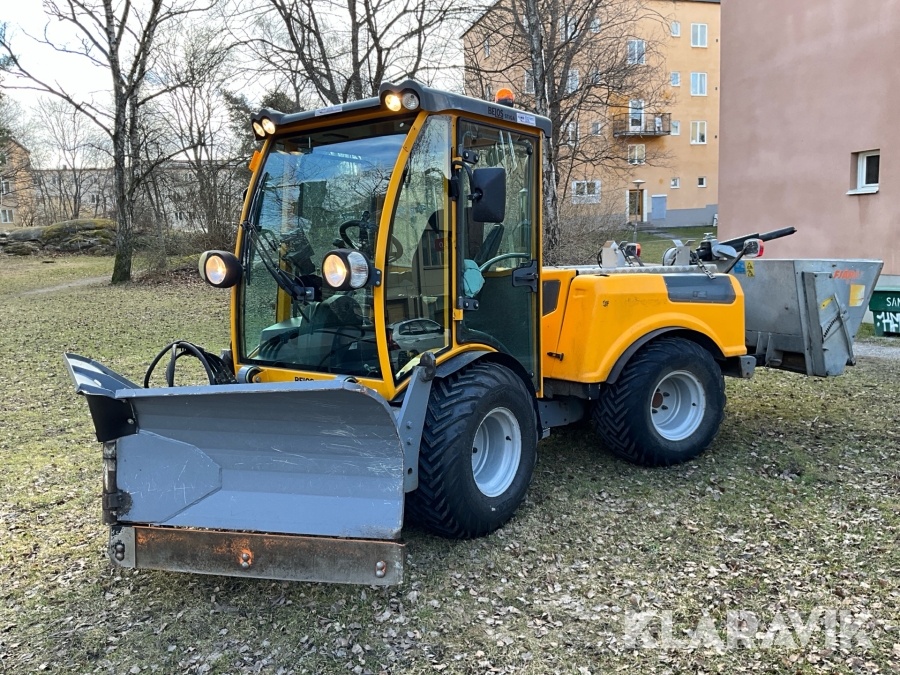 Redskapsbärare Belos TransGiant med vikplog och sandspridare