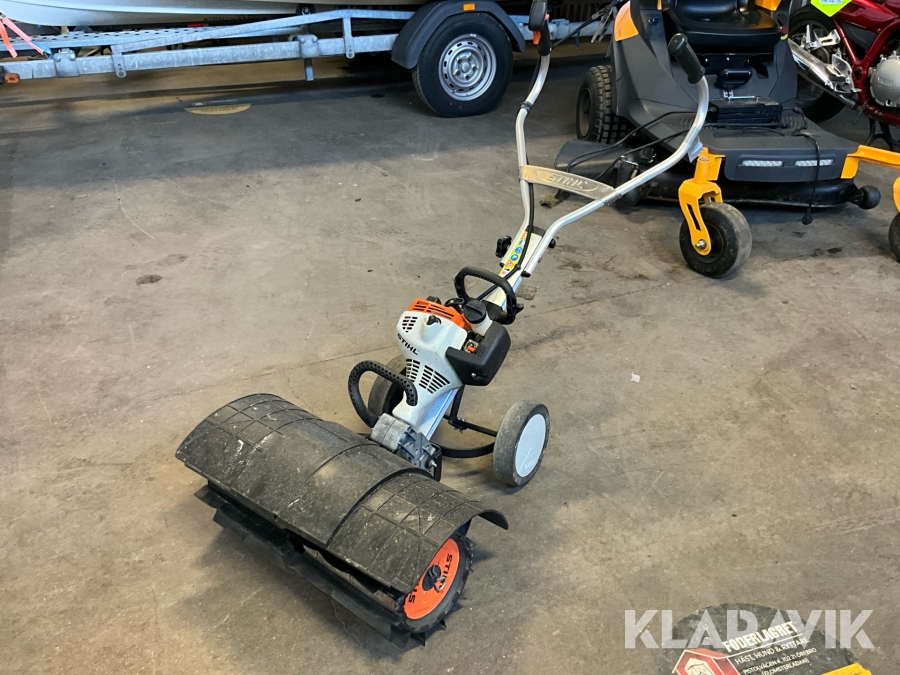 Kombimaskin Stihl MM 55 MultiEngine med sopvalls i gummi