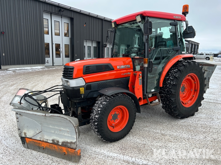 Traktor Kubota L5030 med lastare, vikplog och sandspridare