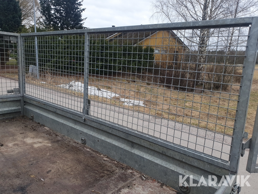 Personbilssläp med gallergrindar Brenderup