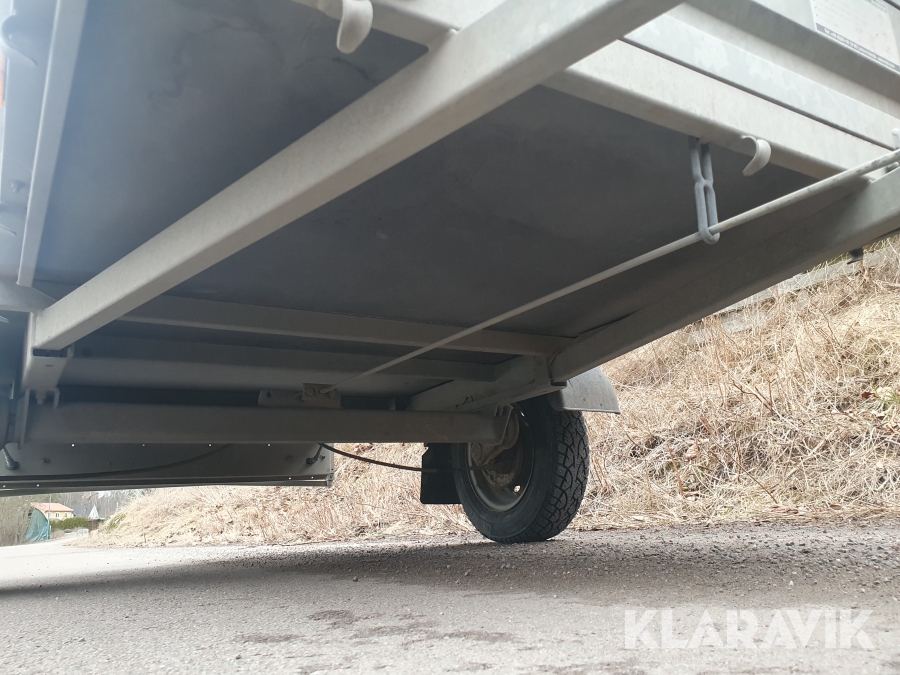 Personbilssläp med gallergrindar Brenderup