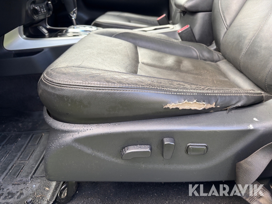 Pickup Nissan Navara Dubbelhytt 2.3 dCi 4WD Automatisk 190 hk med flakkåpa