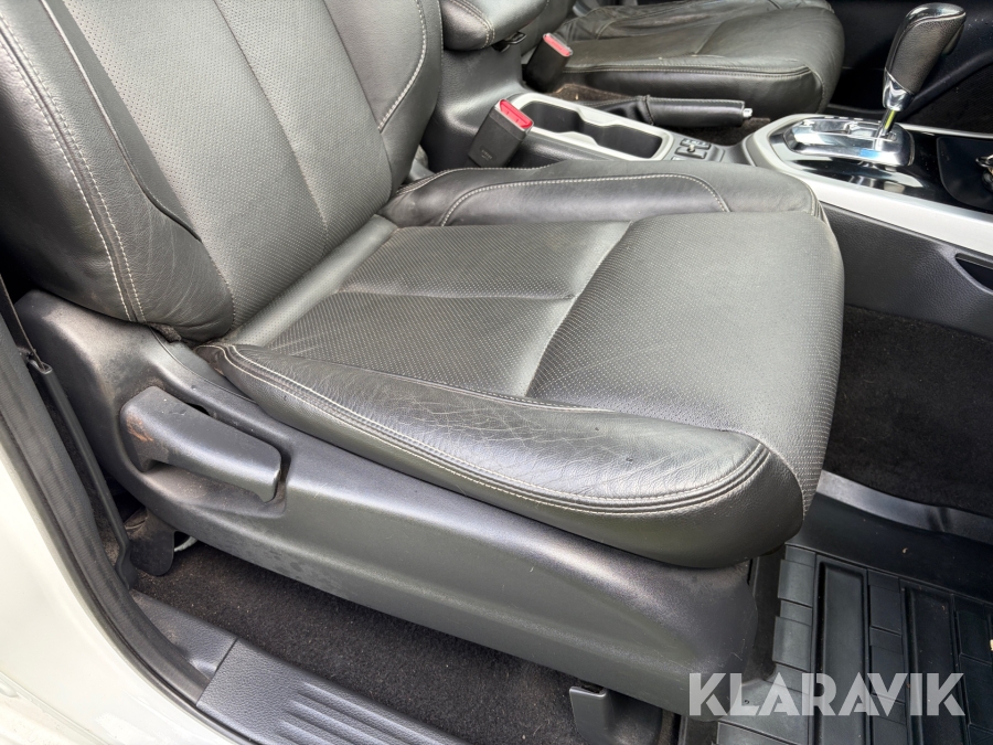 Pickup Nissan Navara Dubbelhytt 2.3 dCi 4WD Automatisk 190 hk med flakkåpa