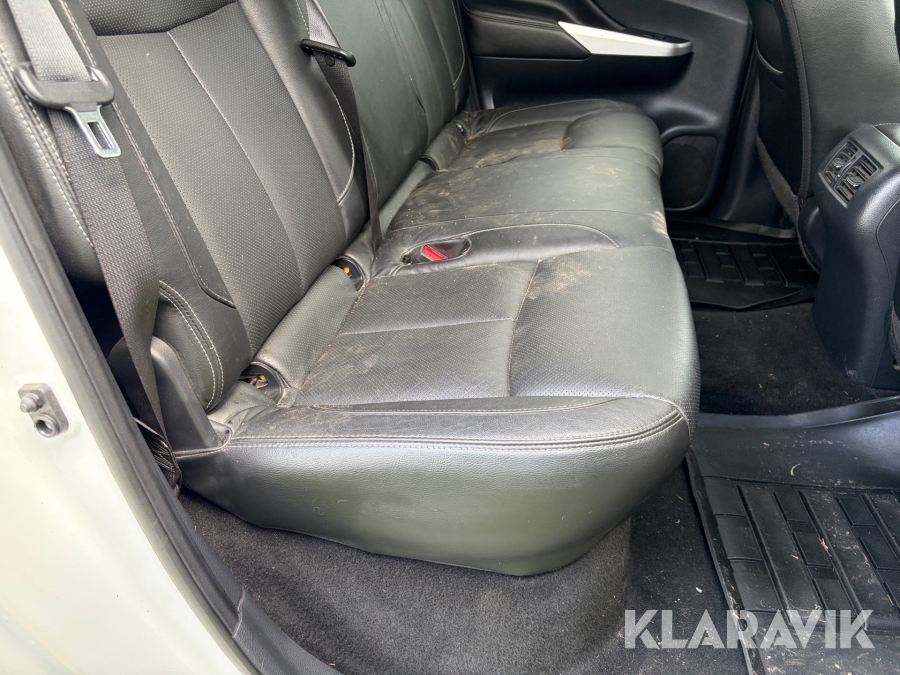 Pickup Nissan Navara Dubbelhytt 2.3 dCi 4WD Automatisk 190 hk med flakkåpa