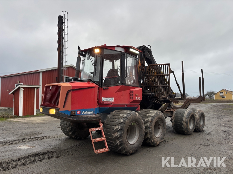 Skotare Valmet 830 8x8 med kedjor, band & risgrip