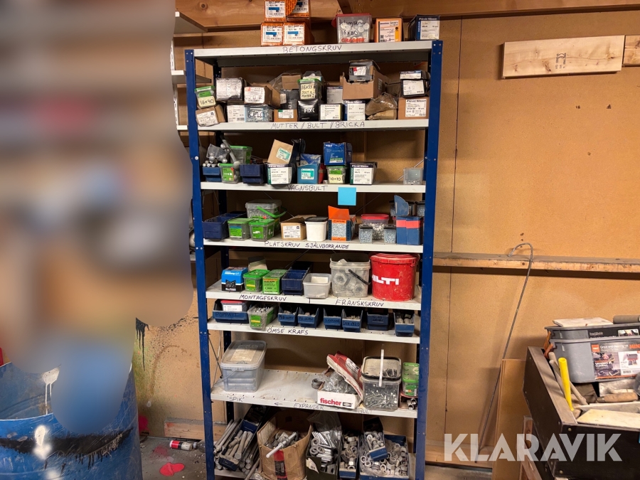 Hylla med infästningsmaterial