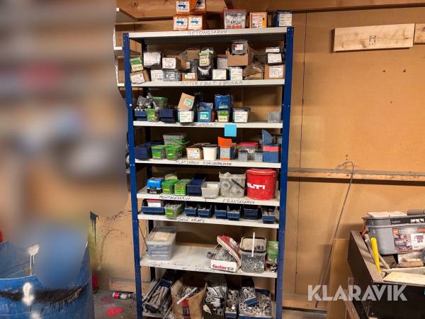 Hylla med infästningsmaterial