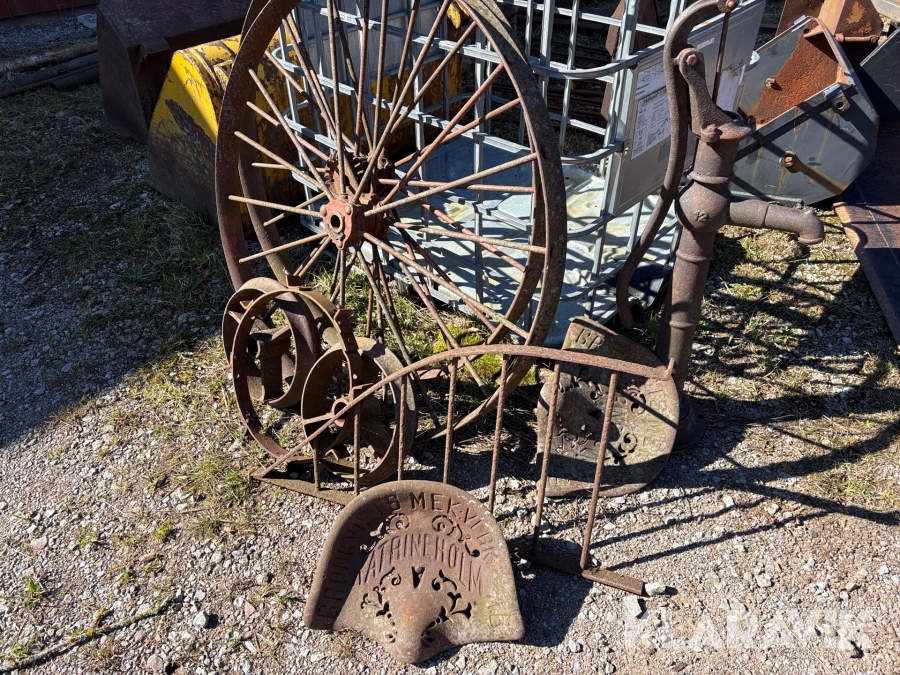 Vattenpump, såmaskinshjul, traktorsits m.m. I gjutgjärn