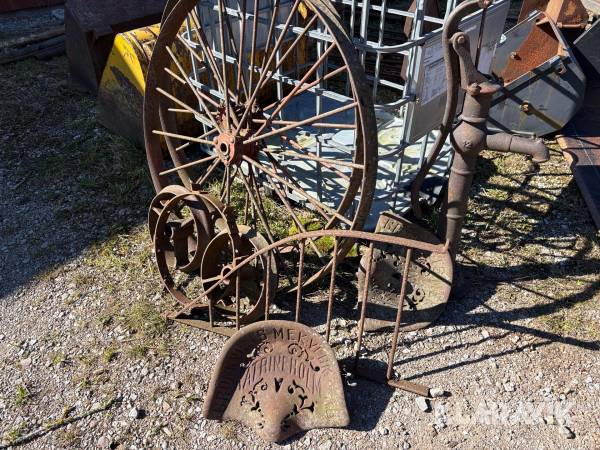 Vattenpump, såmaskinshjul, traktorsits m.m. I gjutgjärn