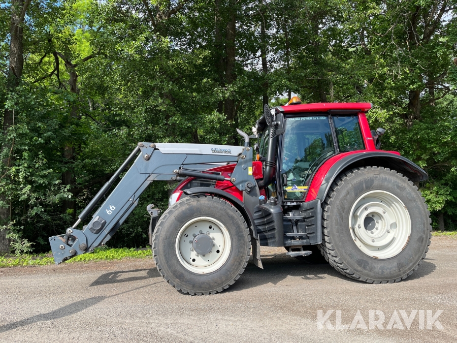 Traktor Valtra N163 med flera redskap