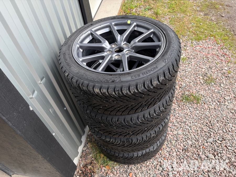 Vinterdäck med fälg Tesla/Nordman North RS3 235/45R18 M/S 4 st