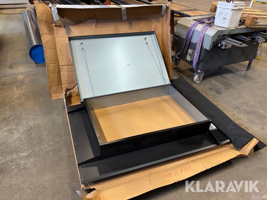 Taklucka med underbeslag