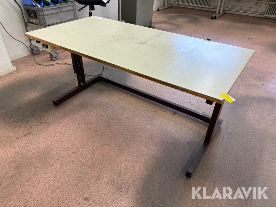 Höj- och sänkbart arbetsbord
