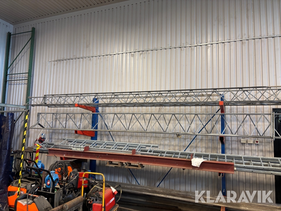 Belysningsmast med armaturer och skåp