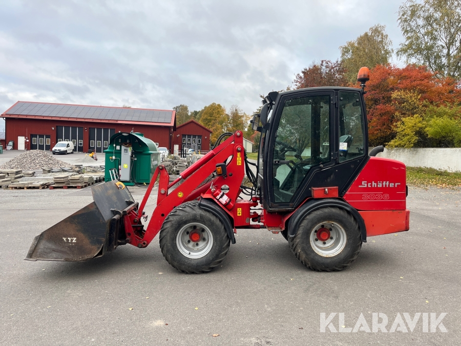 Lastmaskin Schäffer 3036 med skopa och snöblad