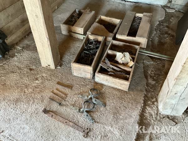 Äldre handsmidda spikar, handtag och gångjärn