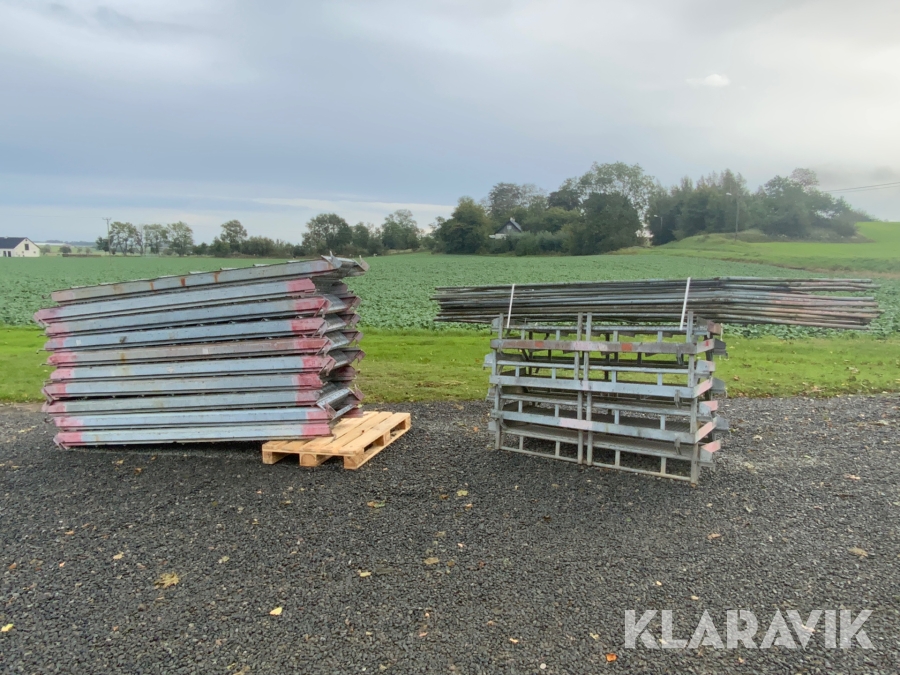 Centriskt trapptorn Haki 10 st trappor 7 st plan 12 st räcke