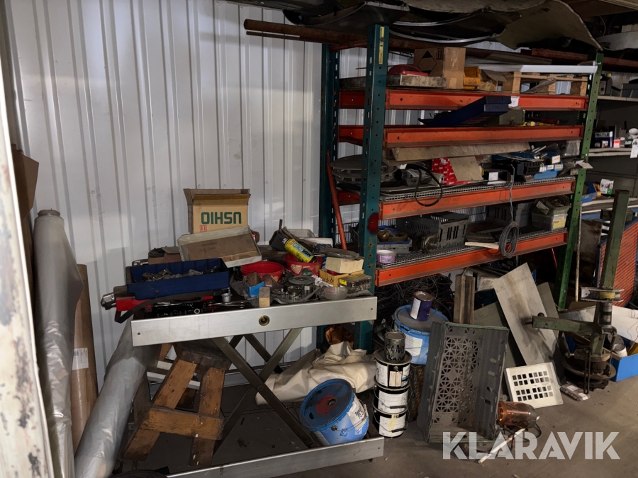 Hyllstallage & manuellt Lyftbord med innehåll