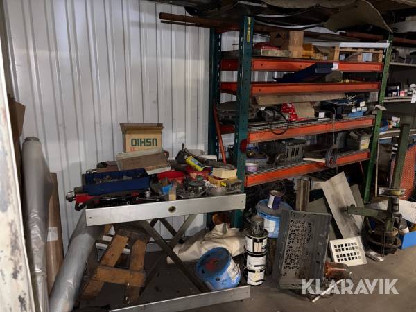 Hyllstallage & manuellt Lyftbord med innehåll