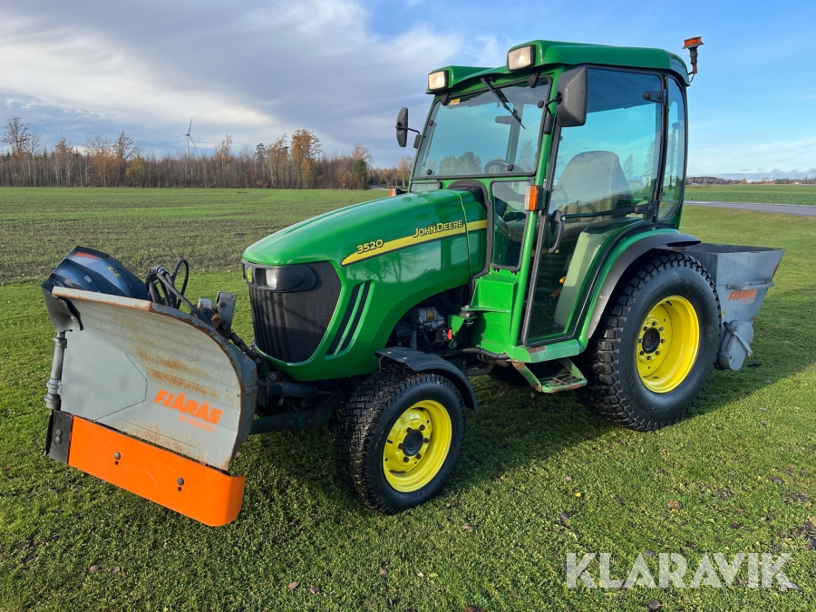 Traktor John Deere 3520 med vikplog & sandspridare