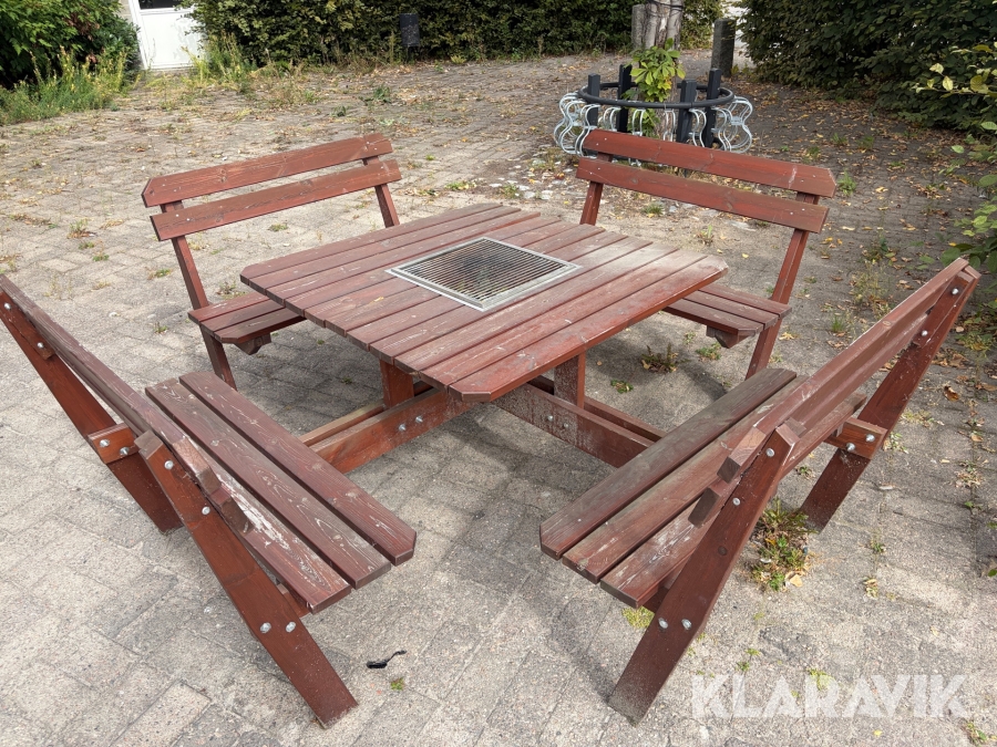 Trädgårdsmöbler med inbyggd grill